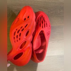 Yeezy foam runners size 7 in womens